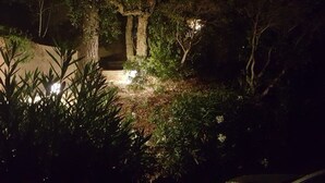 Property grounds - Charming 3-Bedroom Mas with Garden, Pool, Tennis & 1.5km to Beach in La Croix-Valmer (La Croix-Valmer)