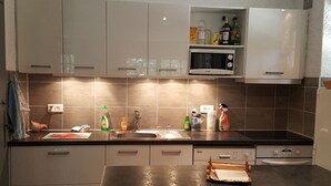 Private kitchen - Charming 3-Bedroom Mas with Garden, Pool, Tennis & 1.5km to Beach in La Croix-Valmer (La Croix-Valmer)