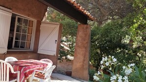 Outdoor dining - Charming 3-Bedroom Mas with Garden, Pool, Tennis & 1.5km to Beach in La Croix-Valmer (La Croix-Valmer)