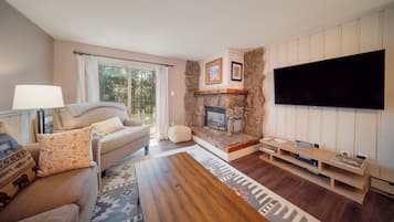 Een televisie en een open haard