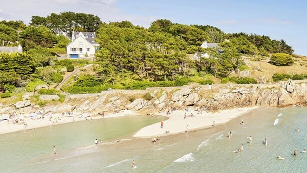 A coastal beach with clear waters, a sandy shore, and a hillside with buildings. - Homerez - House - Nevez, Enclosed (Nevez)