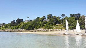 A beach with sailboats, a sandy shore, and a backdrop of trees and buildings. - Homerez - House - Nevez, Enclosed (Nevez)