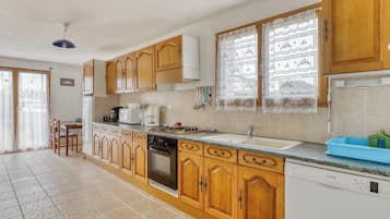 Een koelkast, een microgolfoven, een oven, een kookplaat