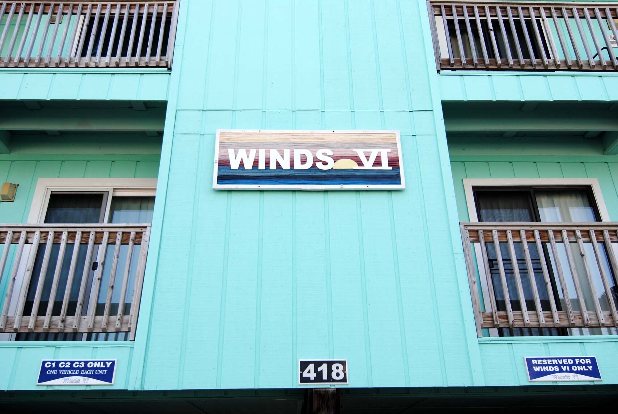 Un bâtiment sur lequel on peut lire l’inscription « WINDS VI » et le numéro « 418 ».