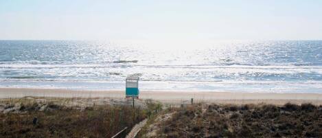 在海滩、沙滩椅