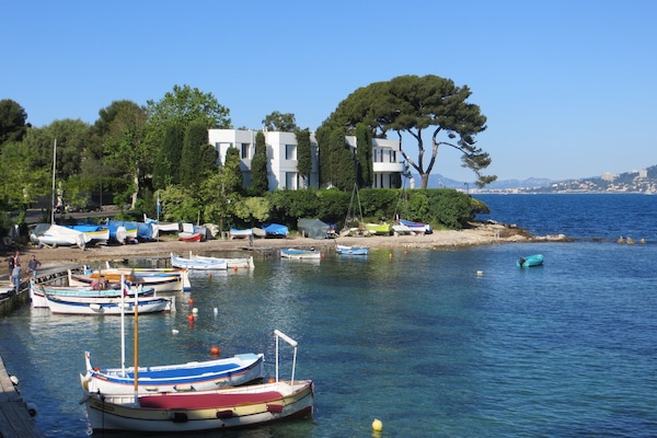 Le joli petit abri de l'Olivette, cap d'Antibes à 15 mn en voiture (35 mn à pied