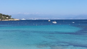 Una spiaggia nelle vicinanze, lettini da mare