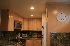 Fridge, microwave, oven, stovetop - Steps from watching Sunsets in the Sand (Carpinteria)