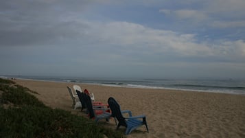 Playa en los alrededores y toallas de playa