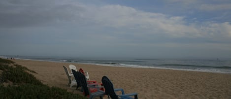 Playa en los alrededores y toallas de playa
