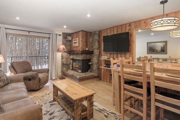 TV, fireplace