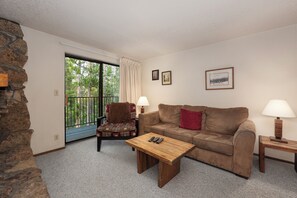 Una televisión, una chimenea