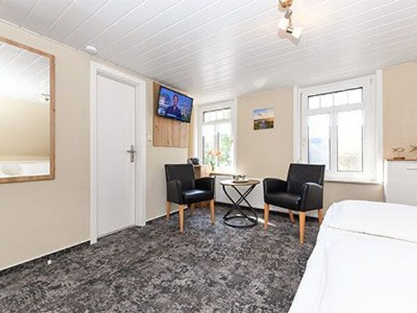 1 bedroom, iron/ironing board, travel crib, WiFi