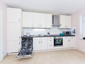 Kühlschrank, Mikrowelle, Ofen, Geschirrspüler