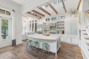 Jääkaappi, mikroaaltouuni, uuni, liesi