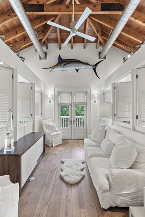 Älytelevisio, takka, DVD-soitin, työhuone