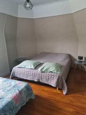 4 bedrooms, iron/ironing board, travel crib, free WiFi - Your holidays in a beautiful property (Varaville)