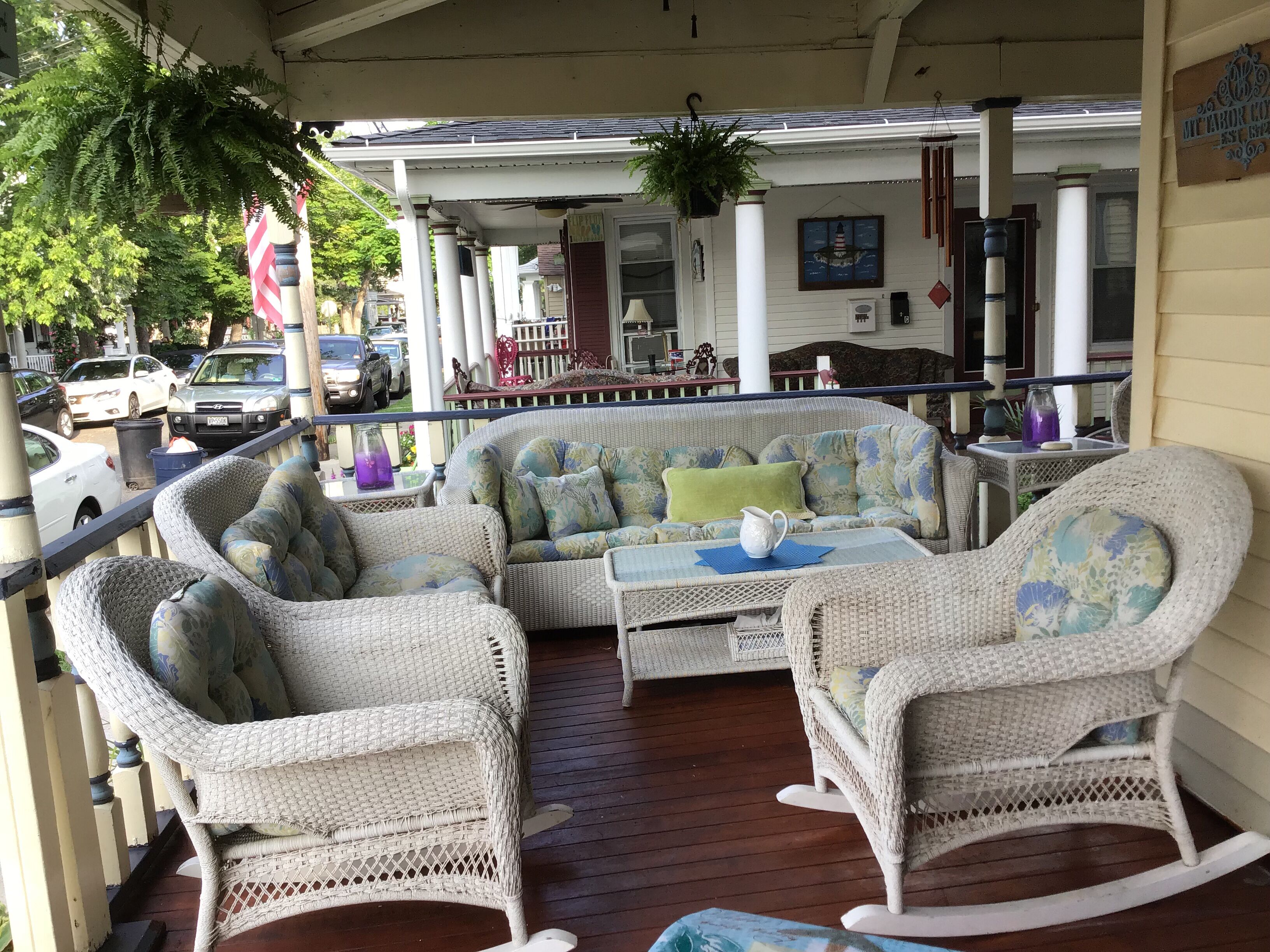 Ocean Grove: Beautiful Bright Apartment with large relaxing wrap around porch!