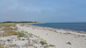 Una playa cerca, sillas reclinables de playa, toallas de playa
