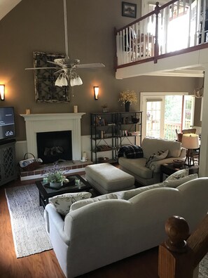 Smart TV, fireplace, DVD player, books - Red Maple Cabin in Franklin NC (Franklin)