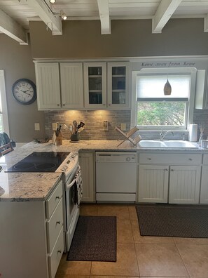 Fridge, microwave, oven, stovetop - Red Maple Cabin in Franklin NC (Franklin)
