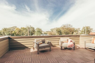 VIEWS • Rooftop Deck • Sleeps 6 • Near Broadway