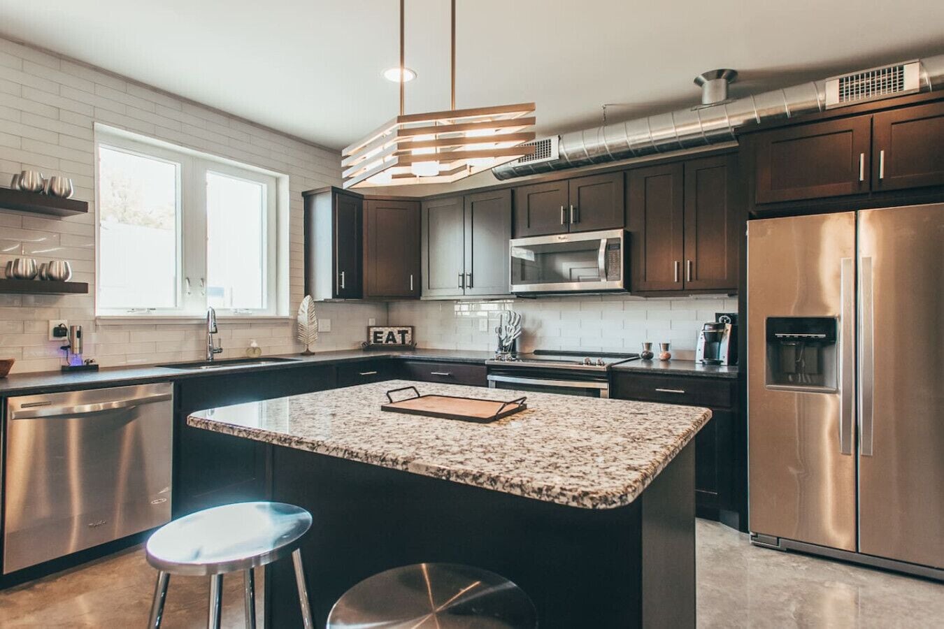 Réfrigérateur, four à micro-ondes, un four, surface de cuisson