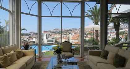 Villa im Zentrum von Funchal mit Pool und Garten