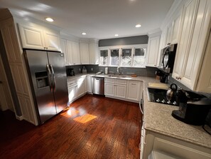 Jääkaappi, mikroaaltouuni, uuni, liesi