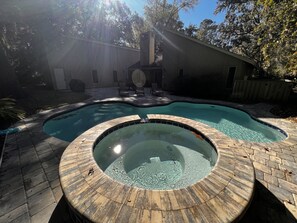 Lämmitetty uima-allas