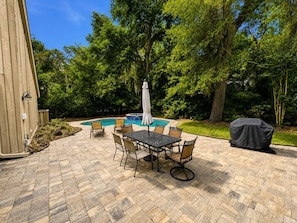 Outdoor dining - No Stairs! Sea Pines home, Private Pool, Hot Tub, Near Golf, Walk/Bike to Beach (Hilton Head Island)