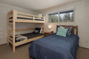 2 bedrooms, travel cot, free Internet, bed sheets