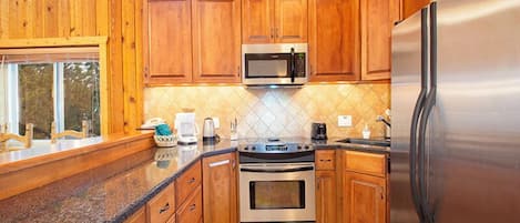 Jääkaappi, mikroaaltouuni, uuni, liesi