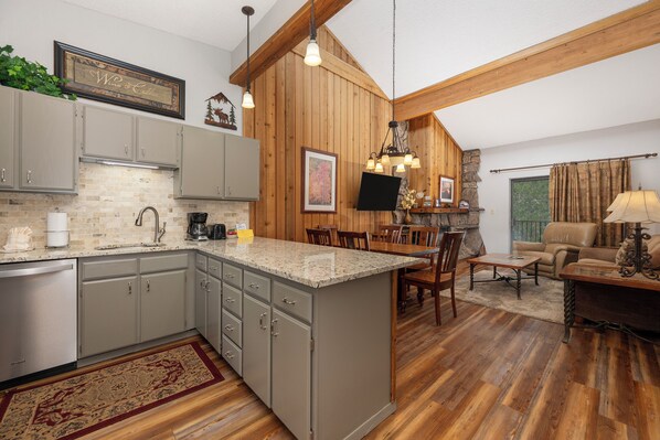 Køleskab, mikrobølgeovn, ovn, kogeplade