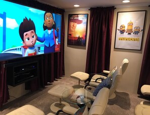 Interior - Premium 5 Bedroom Home- Theatre GYM Hot-Tub  and Arcade (Spokane)