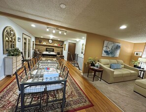 Games room - Premium Hot-Tub Theatre Home GYM and Arcade (Spokane)