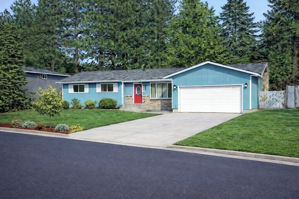 Premium 5 Bedroom Home 3,000 Sq.Ft. Hot-Tub, Home Theatre, GYM centrally located