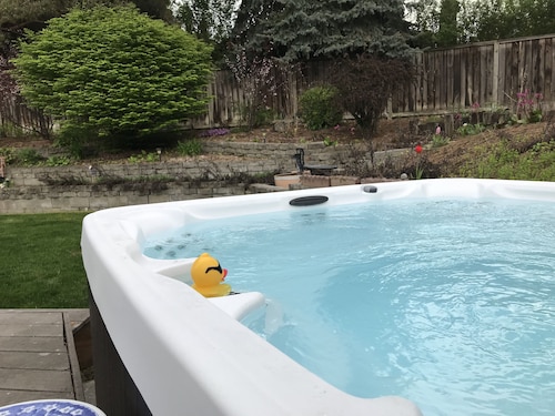 5-BEDROOM 3,000 sq.ft. BEAUTIFUL HOME, SPA, THEATER, GYM, NEAR UNIVERSITY