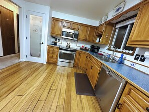 Fridge, microwave, oven, stovetop - Premium Hot-Tub Theatre Home GYM and Arcade (Spokane)