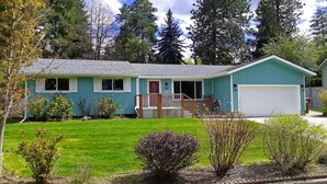A single-story house with a front porch, a garage, and a well-maintained lawn. - Premium 5 Bedroom Home-Theatre, BBQ, GYM, Hot-Tub and Arcade (Spokane)