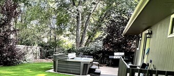 Perfect Family Rancher close to Bike Trails &UCCS with fenced backyard & hot tub