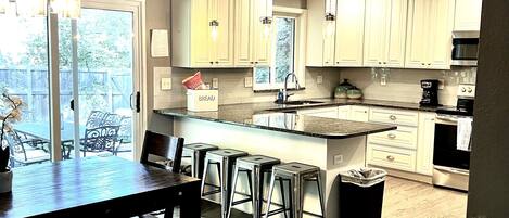 冷蔵庫、電子レンジ、オーブン、コンロ