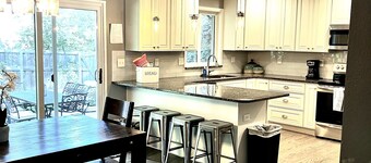 コロラドスプリングズの中心部、UCCS＆AFAの近くで新しく改装されたホームは19歳で寝ます。