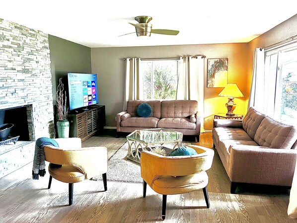 TV connectée, cheminée, jeux vidéo, table de tennis de table