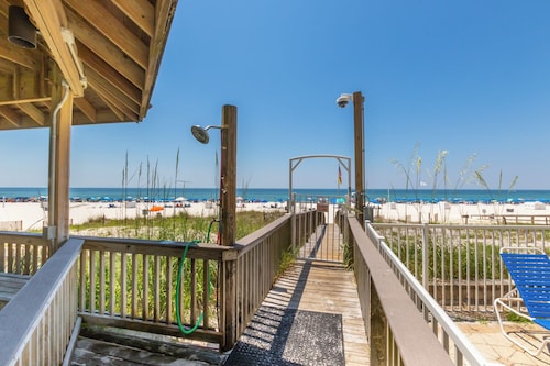 BAM !!!March special 159 a night ! 5 STAR!!! BEACH FRONT POOlSIDE! Ground Floor