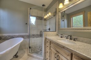 Ensemble baignoire-douche, séchoir à cheveux, bidet, serviettes fournies