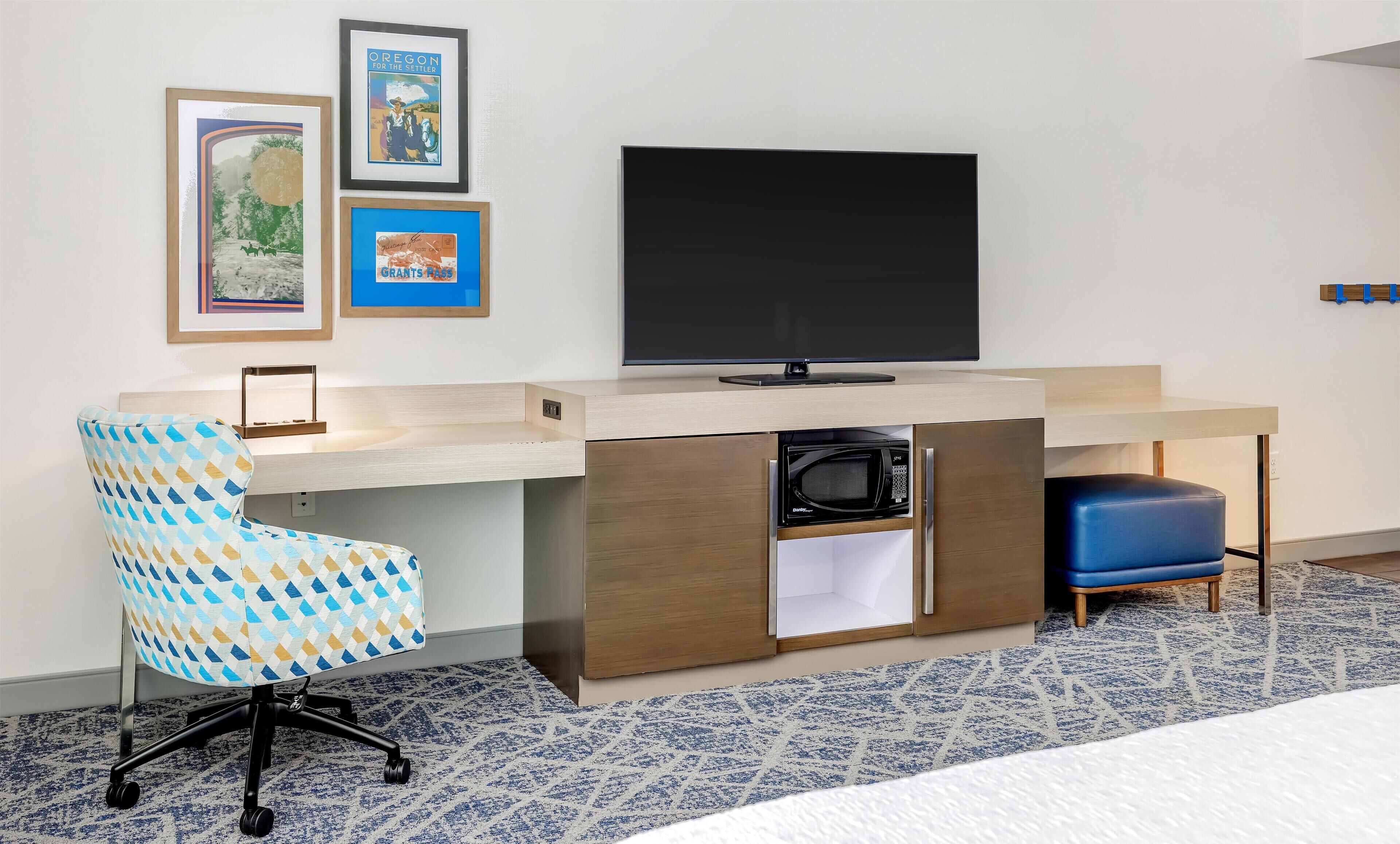 Standard Room, 1 King Bed, Accessible, Bathtub (Mobility) | Premium bedding, in-room safe, desk, laptop workspace