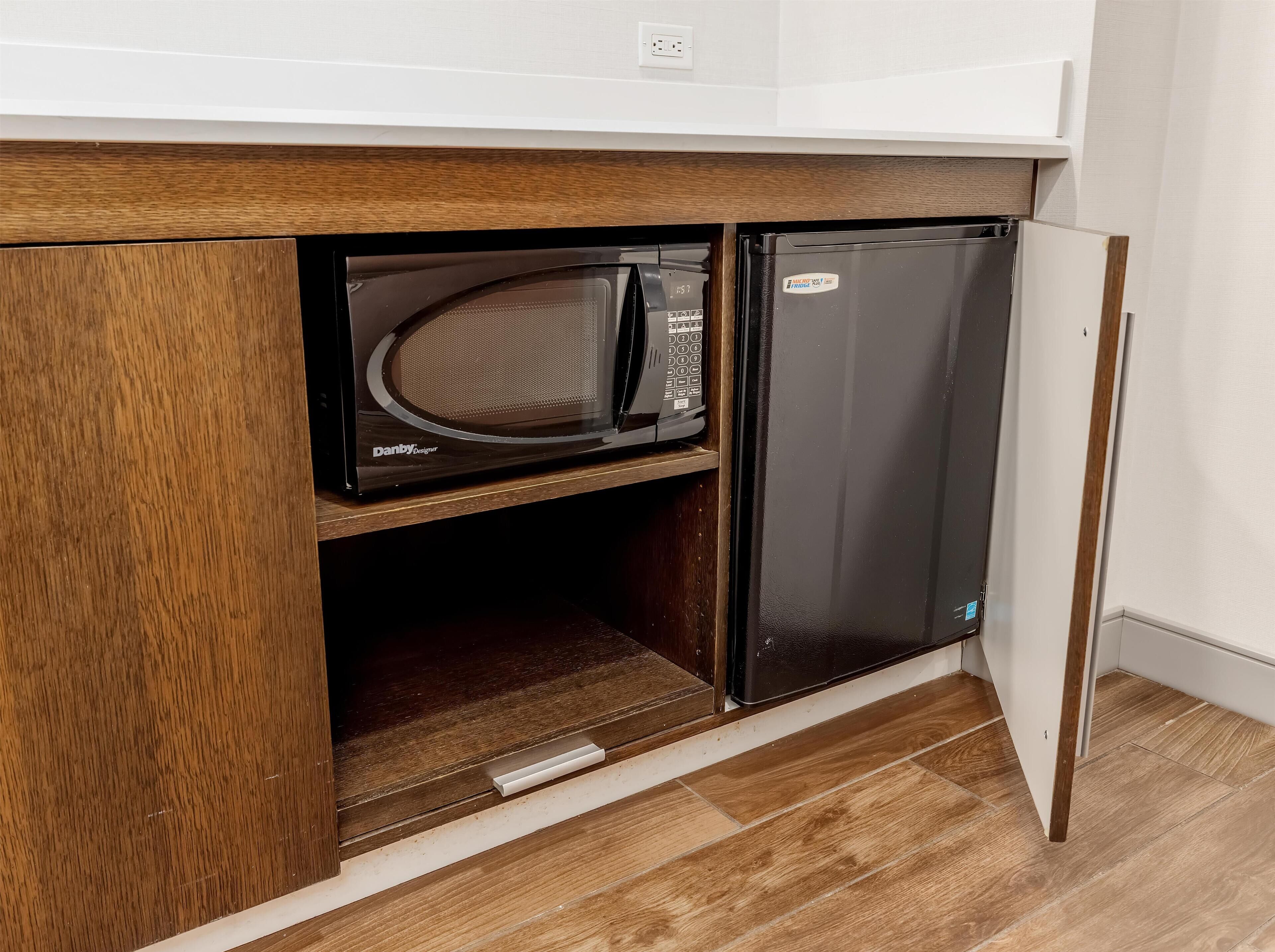 Studio, 1 King Bed with Sofa bed, Accessible (Roll-In Shower) | Premium bedding, in-room safe, desk, laptop workspace