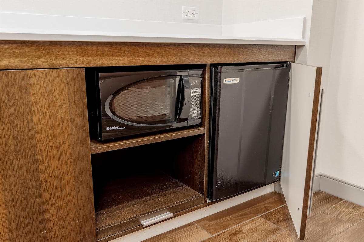 Studio, 1 King Bed with Sofa bed, Accessible (Roll-In Shower) | Premium bedding, in-room safe, desk, laptop workspace