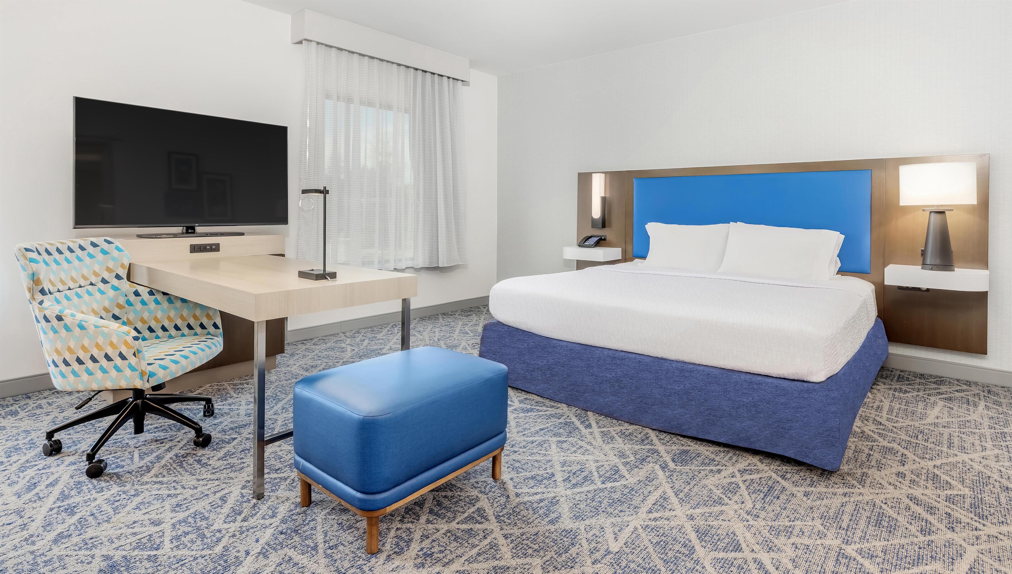 Studio, 1 King Bed with Sofa bed, Accessible (Roll-In Shower) | Premium bedding, in-room safe, desk, laptop workspace